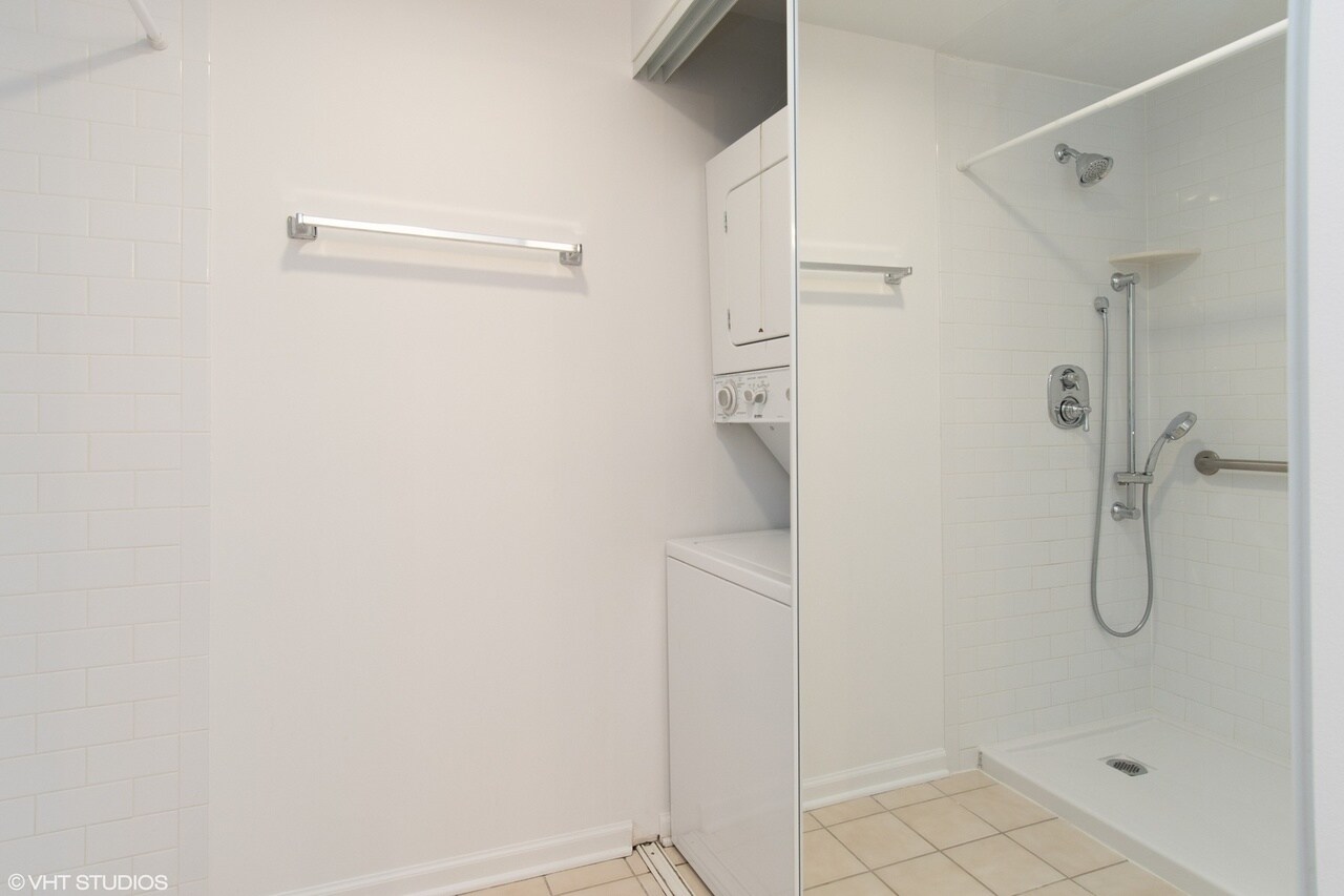 bathroom2 - 1111 Burlington Ave