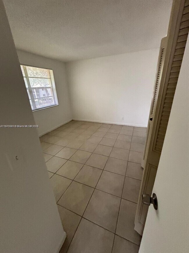Building Photo - 824 Twin Lakes Dr