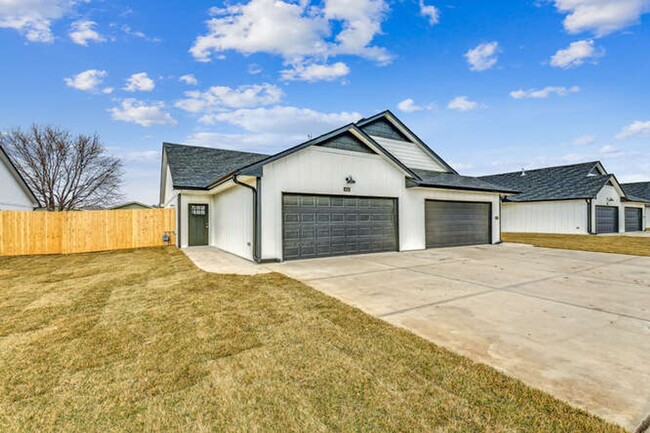 Building Photo - Gorgeous Duplex with 2 Car Garage & Fenced...