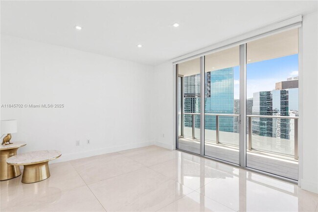Building Photo - 1300 Brickell Bay Dr