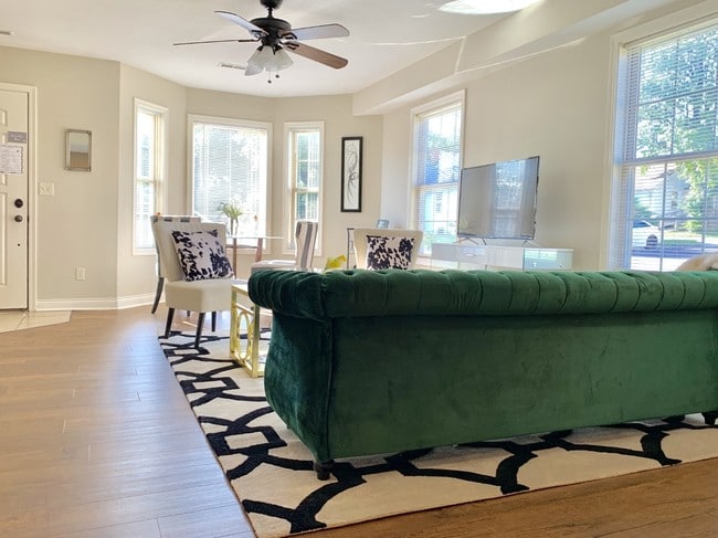 Building Photo - 402 Circus Ave