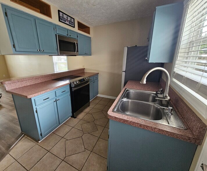 Building Photo - 2127 Winter Moss Ln
