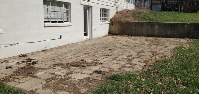 Building Photo - 4 bd, 2 ba, old SW Columbia, corner lot, great shape, fenced, hardwoods, W/D