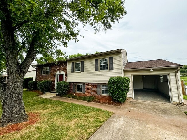Building Photo - Spacious 5 Bed 3 Bath Home Walking Distanc...