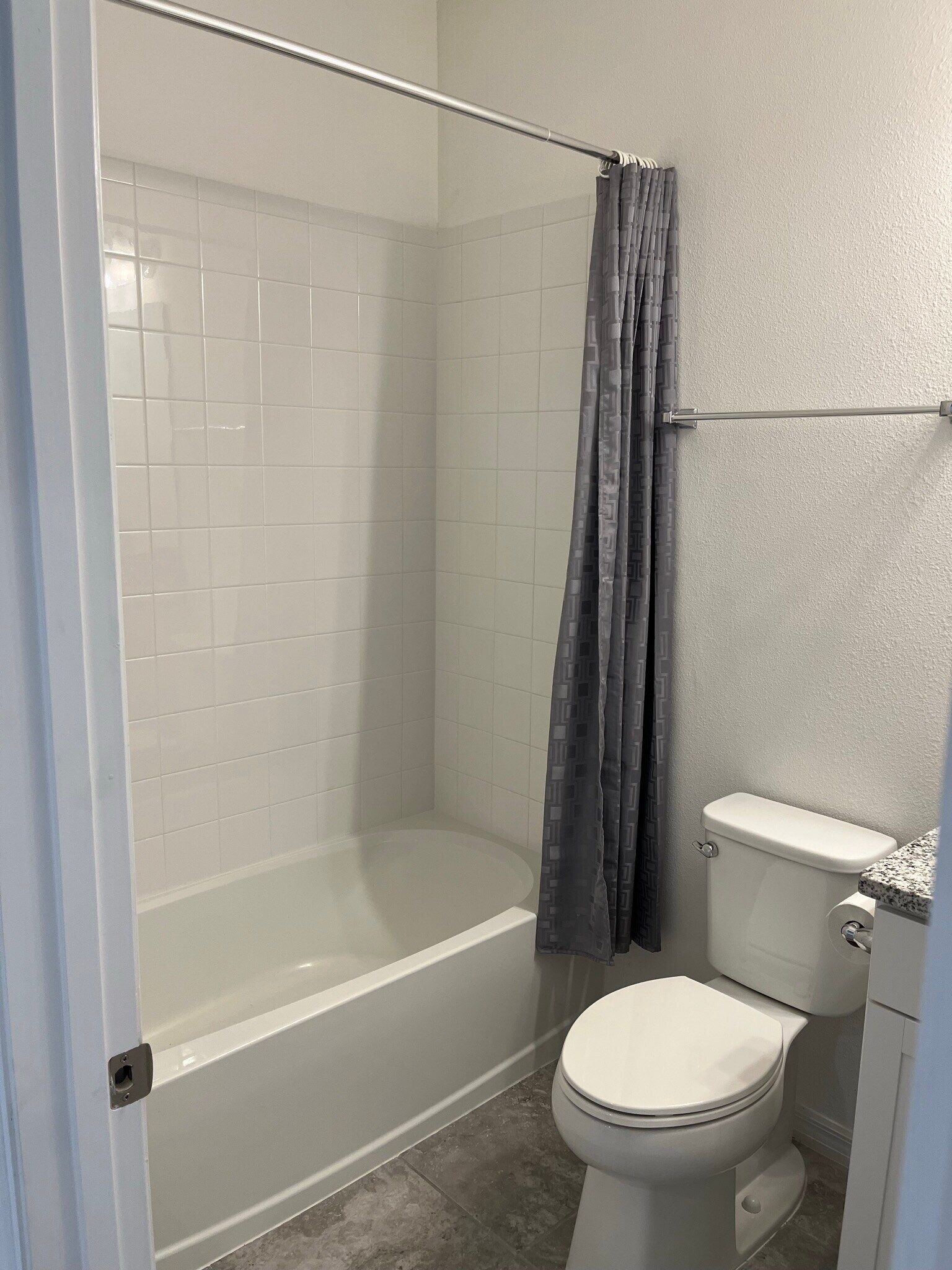 Shower / Tub - 16036 Micelli Dr
