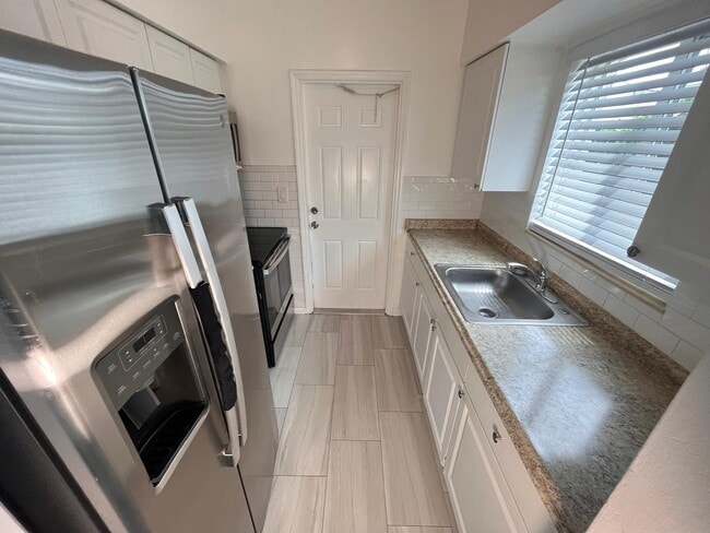 Building Photo - 3121 NE 7th Ave