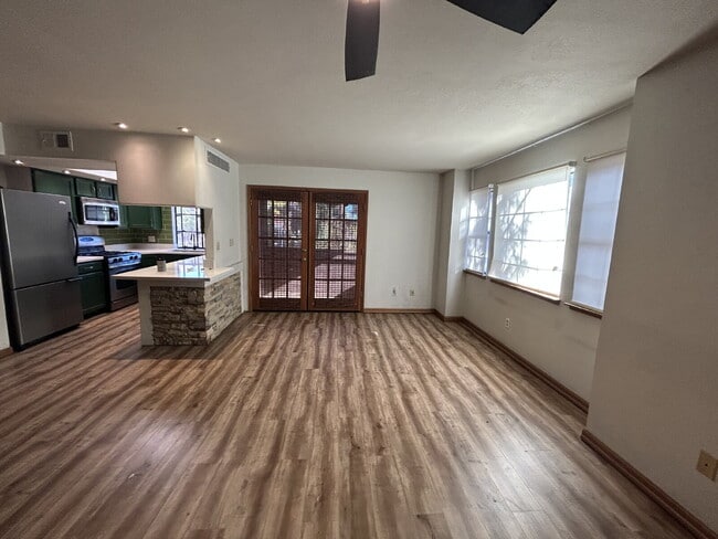 Building Photo - "Charming 2-Bed Townhouse Oasis with 2.5 Baths in Prime Las Vegas Location!"