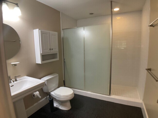 Building Photo - Gorgeous 2 Bed Condo in the heart of Carrb...