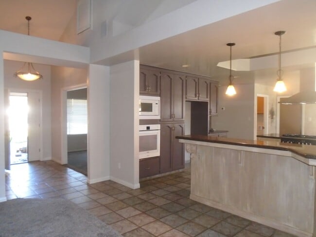 Building Photo - NW - CUSTOM HOME WITH POOL!!