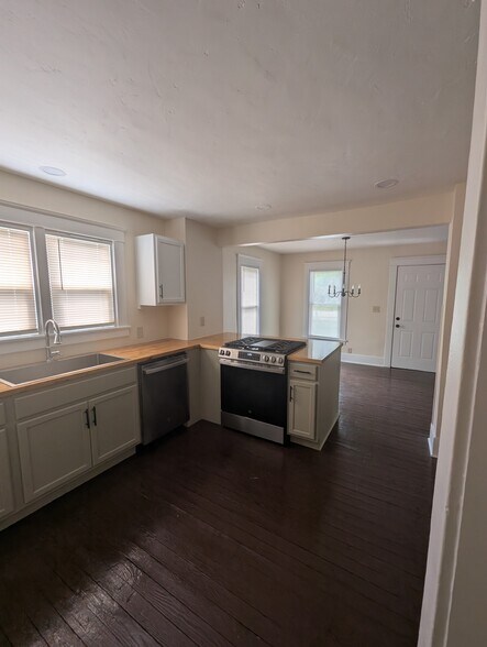 Kitchen - 2214 Hamilton Rd