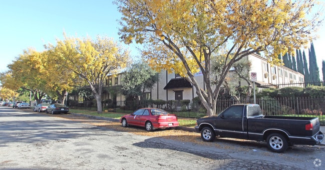 Primary Photo - Kelvin Square Apartments