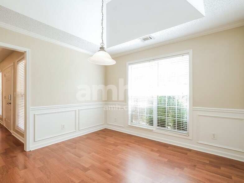 Building Photo - 1633 Amalie Dr