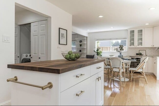 Building Photo - 4 Bedroom/ 3 Bathroom in Dublin!!