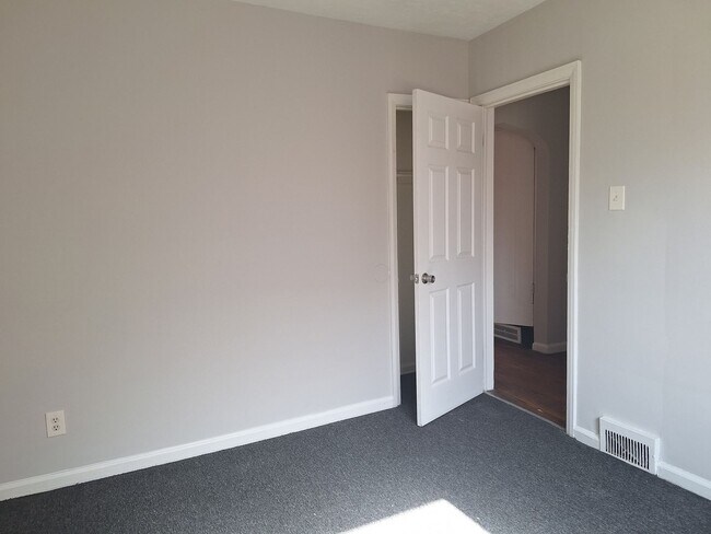 Building Photo - Charming 4 bedroom bungalow freshly updated