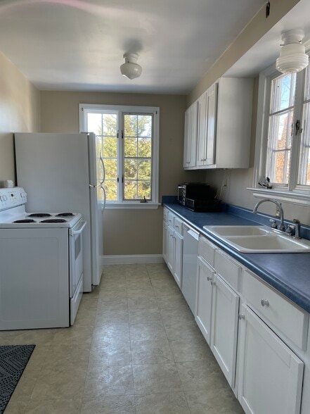 Building Photo - 20 E Sharon Rd