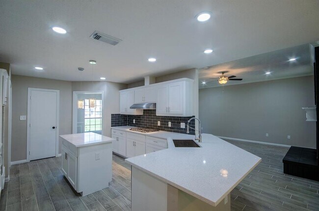 Building Photo - 12811 Fisher Dr