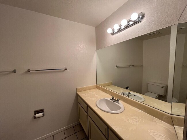 Building Photo - 11040 N 28th Dr