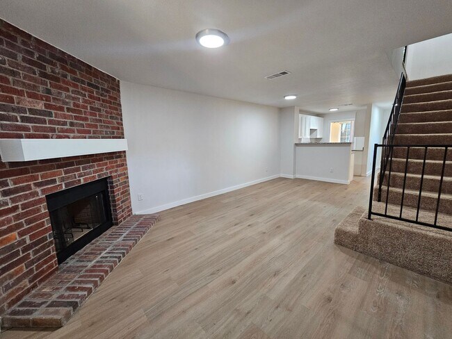 Building Photo - Recently rehabbed. Available now