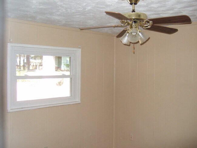 Building Photo - 626 Meadowview Dr