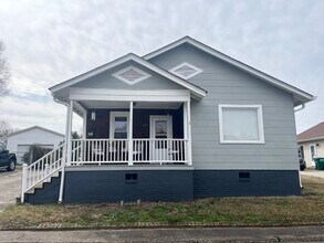 Building Photo - 421 Woodlawn Ave