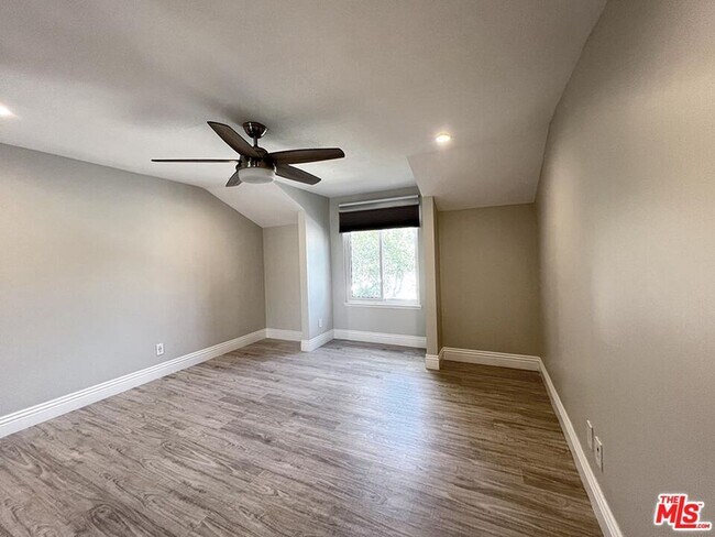 Building Photo - 10758 Cozycroft Ave