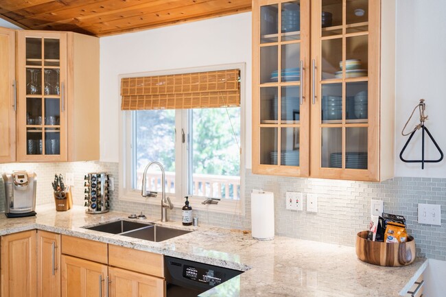 Building Photo - Stunning Lodge Near Beautiful Lake Gregory