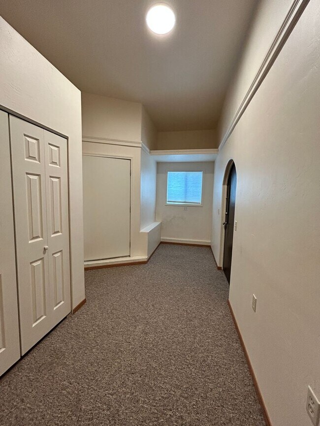 Building Photo - 1 bed 1 bath Duplex in South Hamilton with Large Shop