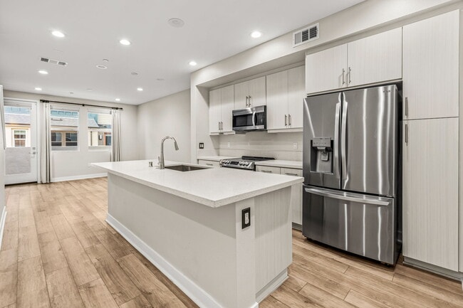 Building Photo - 7631 University Ave