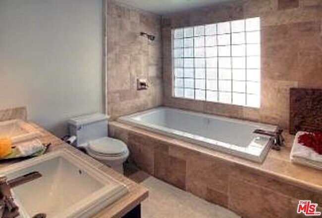 Building Photo - 2050 Linda Flora Dr