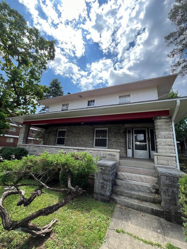 Building Photo - 5 BD/2BA Home next to Kirkwood with fenced backyard!