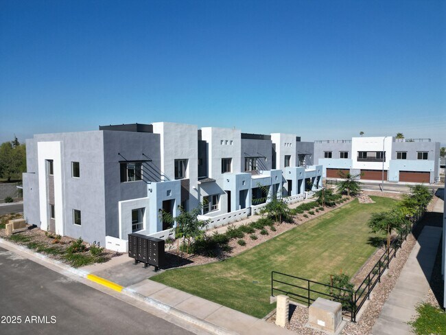 Building Photo - 733 E Commonwealth Ave