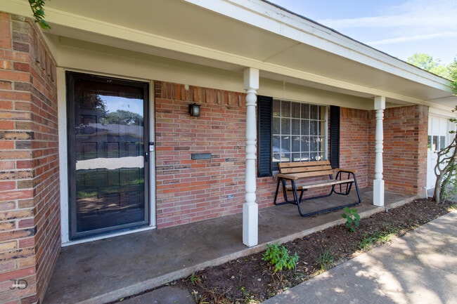 Building Photo - 1535 Primrose Dr