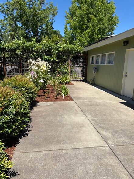 Building Photo - 545 NW Elizabeth Dr