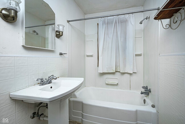 Building Photo - 5376 W 10th St