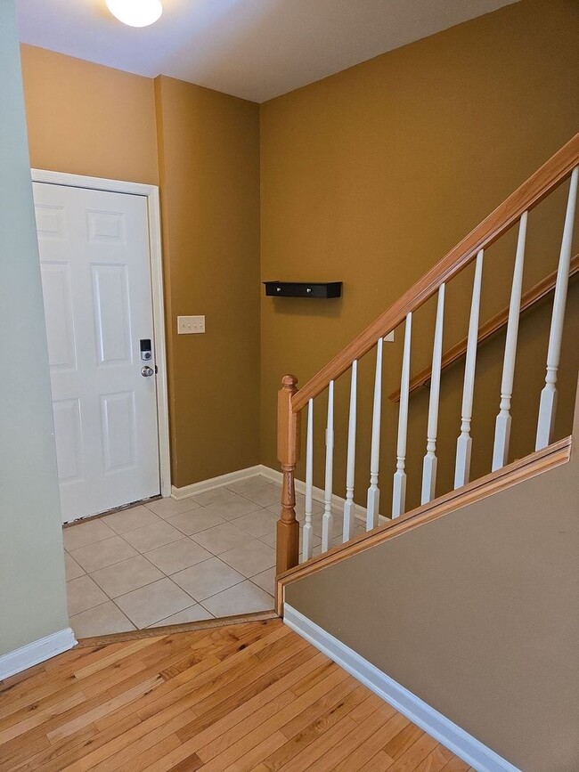 Building Photo - CONTRACT PENDING!!  3 Bed / 2.5 Bath Townhouse with 2-Car Garage