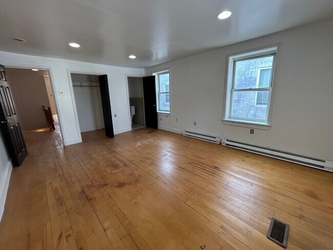 Building Photo - 2823 W Girard Ave