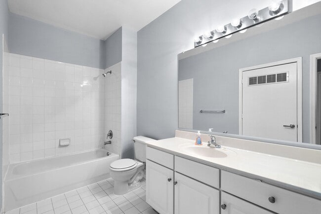 Building Photo - 1 Bed 1 Bath Plus Den - Silver Spring Condo - Garage Parking Space