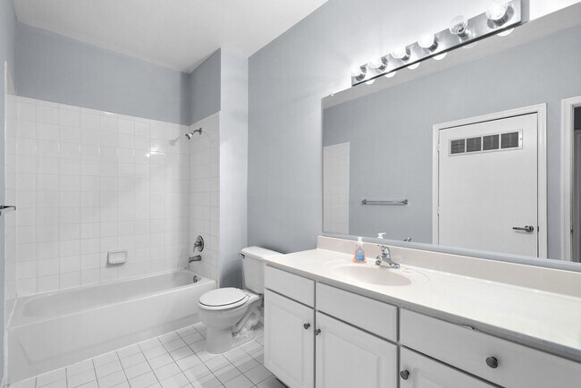 Building Photo - 1 Bed and Den 1 Bath - Silver Spring Condo - Garage Parking Space