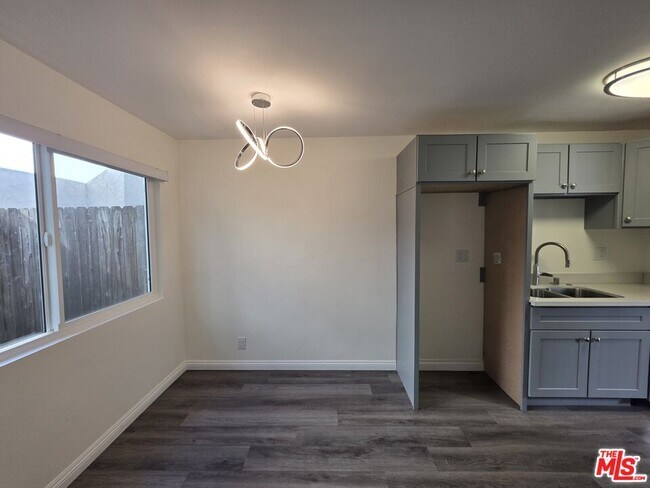 Building Photo - 517 N Francisca Ave