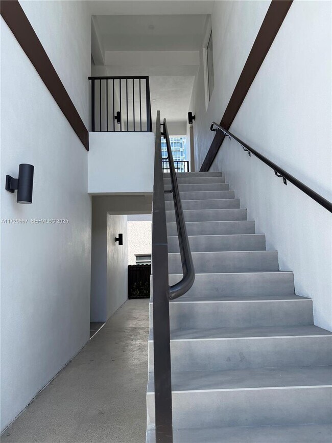 Building Photo - 210 SE 10th St