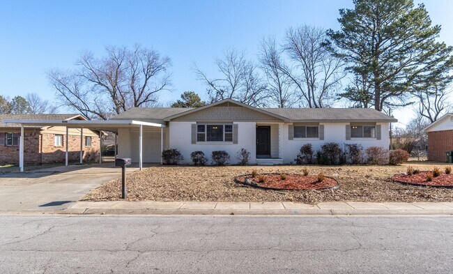 Primary Photo - * Move-In Special * Beautiful 4 Bed / 3 Ba...