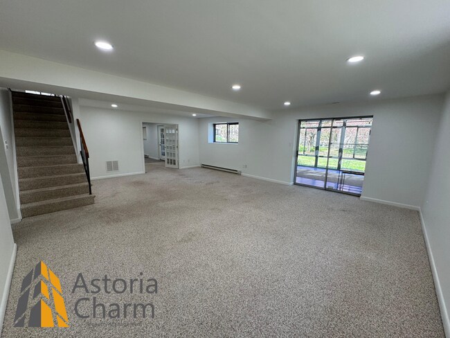 Building Photo - Spacious 5 Bedroom 3 Bath + Den Single Family Detached Home