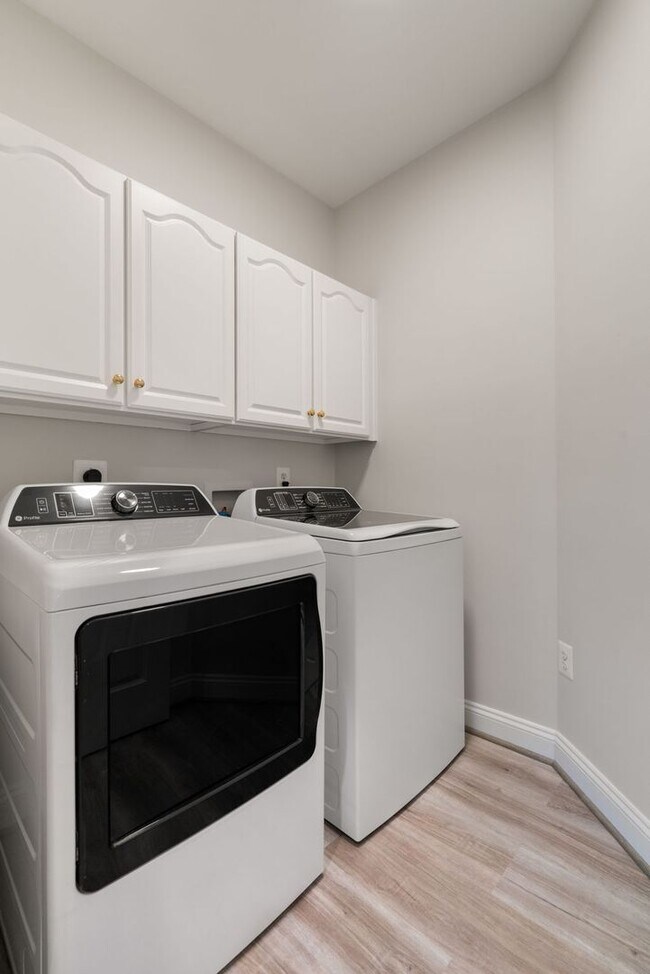 Building Photo - Stunning 4 level detached home close to the Mosaic District in Fairfax!