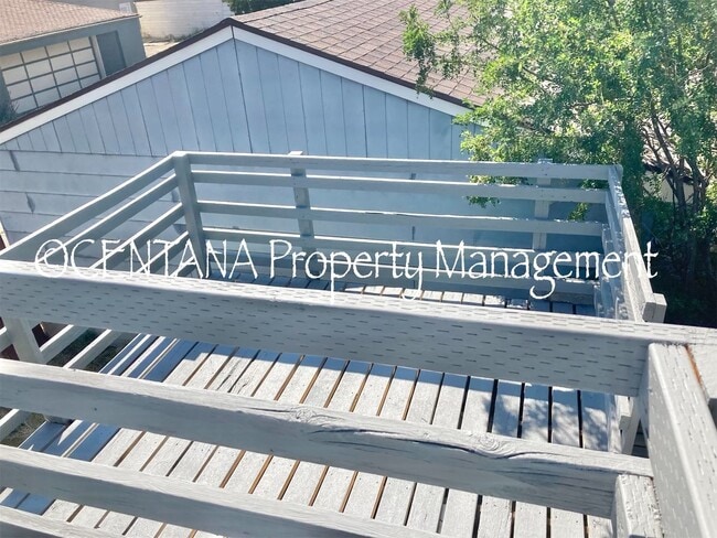 Building Photo - Large home with a huge yard on the West si...