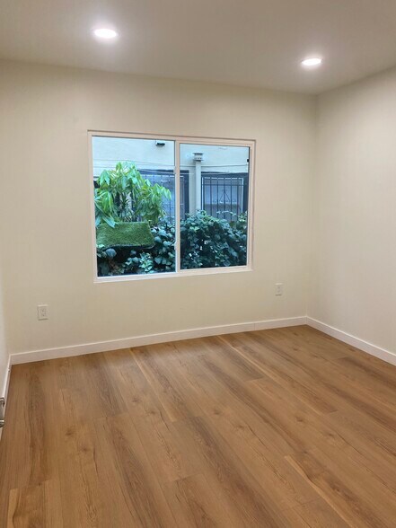 Building Photo - 1634 1/2 N Serrano Ave