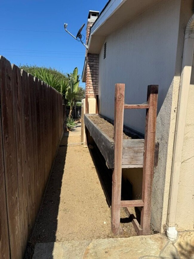 Building Photo - Great Three Bedroom One and 1/2 bath house in Seaside