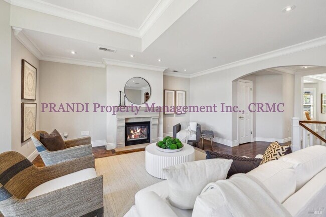 Building Photo - Luxury Townhome on Exclusive De Silva Island!