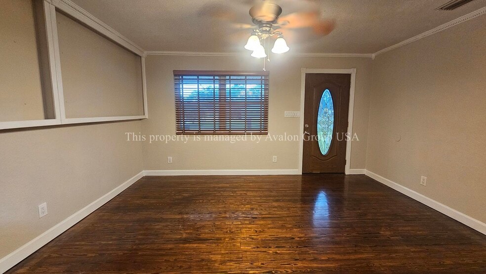 Building Photo - 2052 Lake Weir Ave