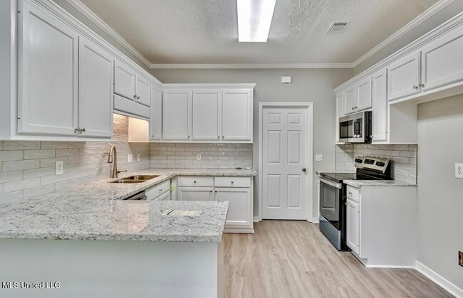 Building Photo - 301 White Oak Dr