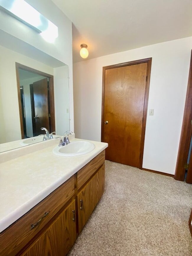 Building Photo - Spacious 1 Bedroom 1 Bath Upper Apartment Available Now!